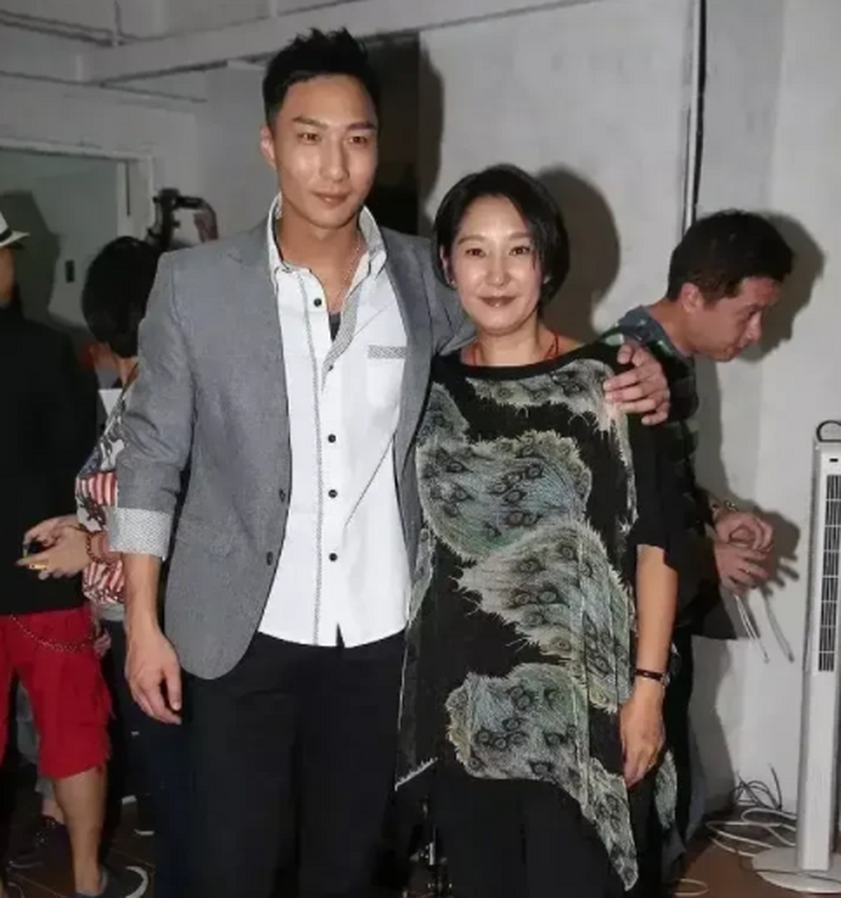 雪梨和儿子同台,雪梨还是那么大气端庄;徐伟栋一身西装高大英俊,这