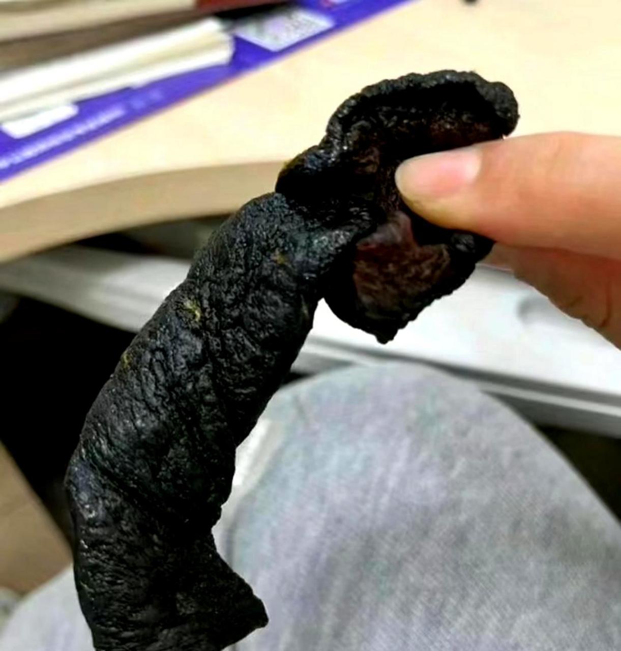 这东西看起来乌漆麻黑的,让人不敢尝试,不知道同事在吃什么.