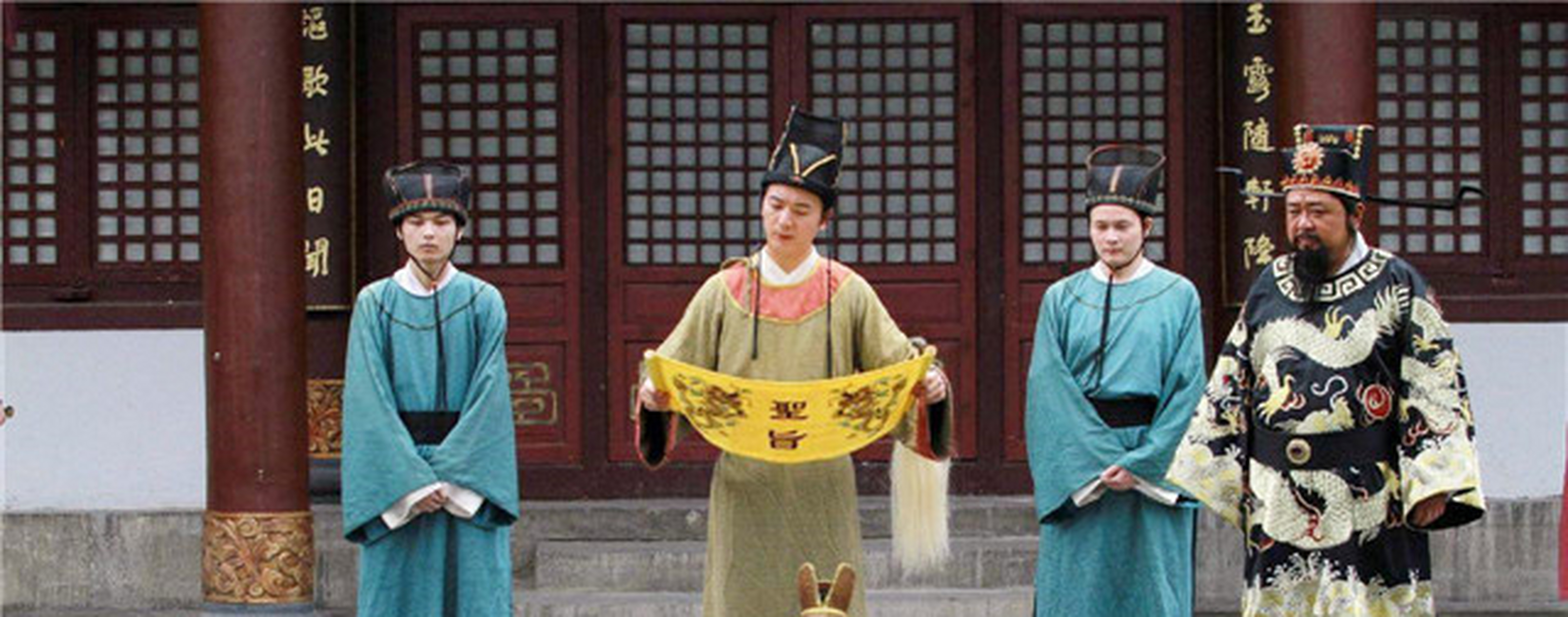 庞太师的儿子庞昱是无恶不作,他克扣振粮,导致百姓食不果腹,甚至活活