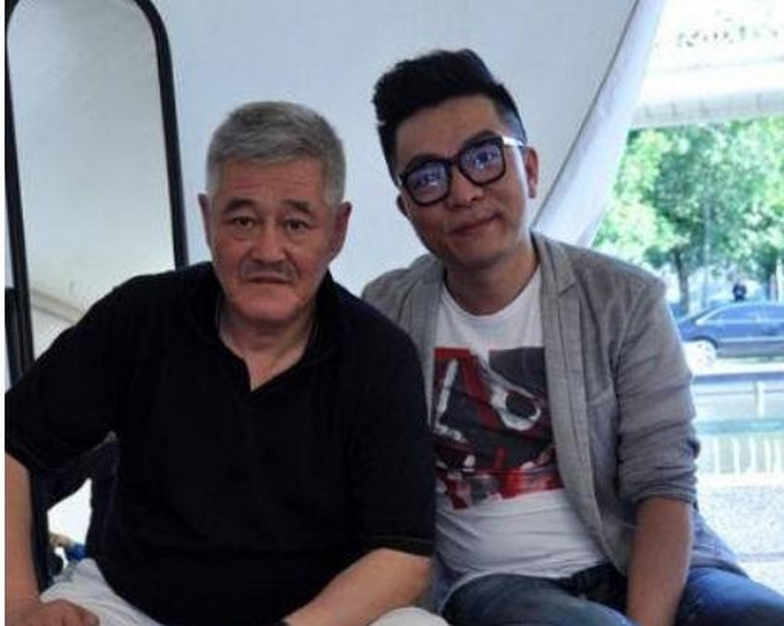 从2020年1月份开始,汤潮和妻子颜安在某直播平台上创办了一档专门聆听