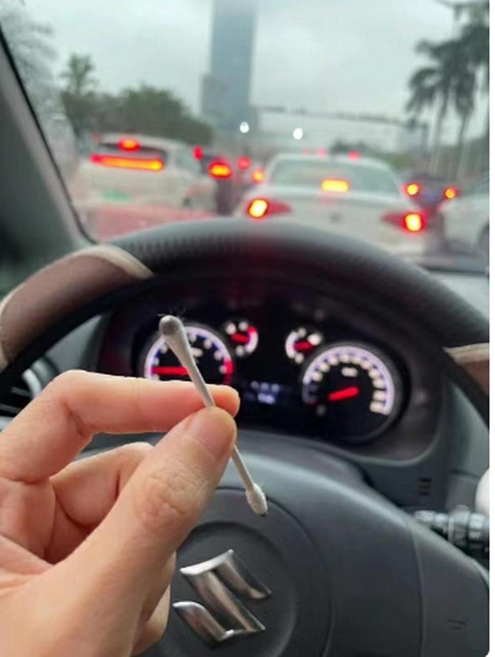 网友用棉签在好久没洗的车上作画,太有才了