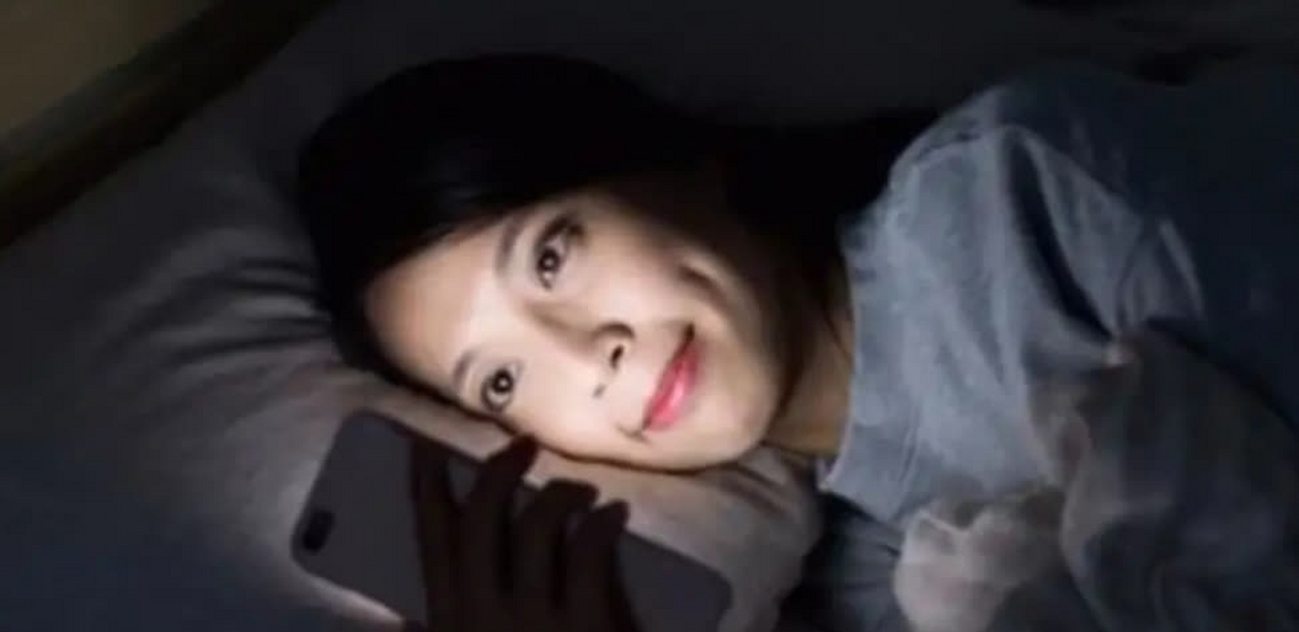 我很喜欢晚上一个人躺在床上静静玩手机的感觉.