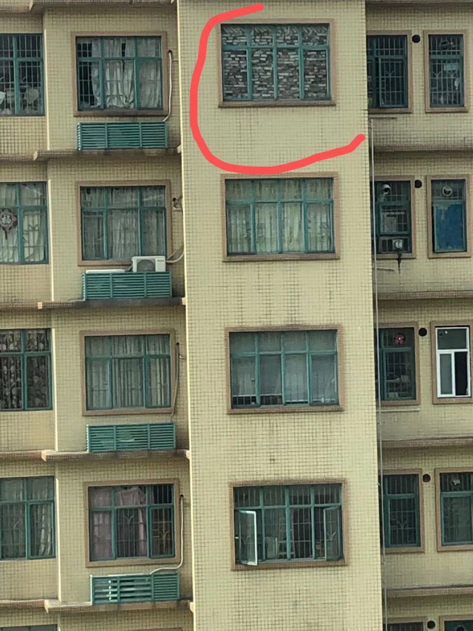 不懂就问,为什么对面的业主,要用砖头把窗户封得严严实实的呢?