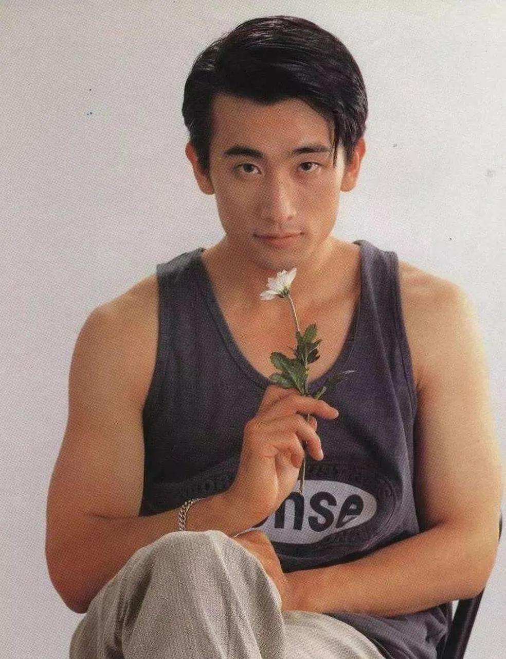 车仁表近日通过instagram晒出自己年轻时的旧照,不少网友称他为"秒杀