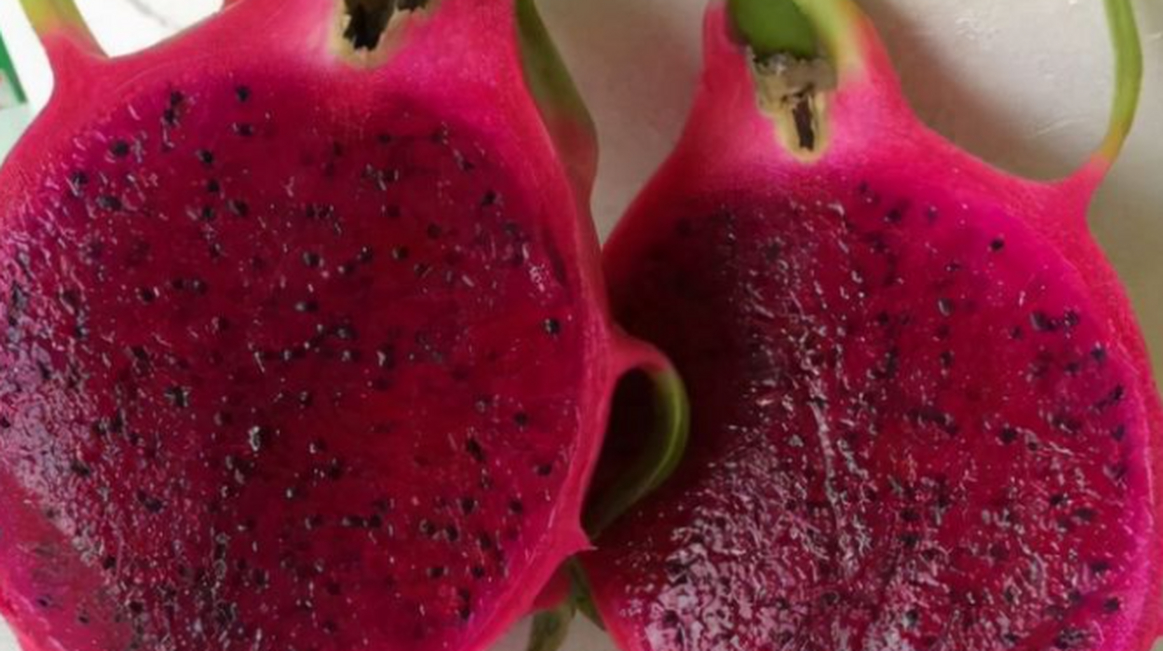 车厘子这种水果颜色鲜红,看起来就让人很有食欲,更寓意着一年红红火火