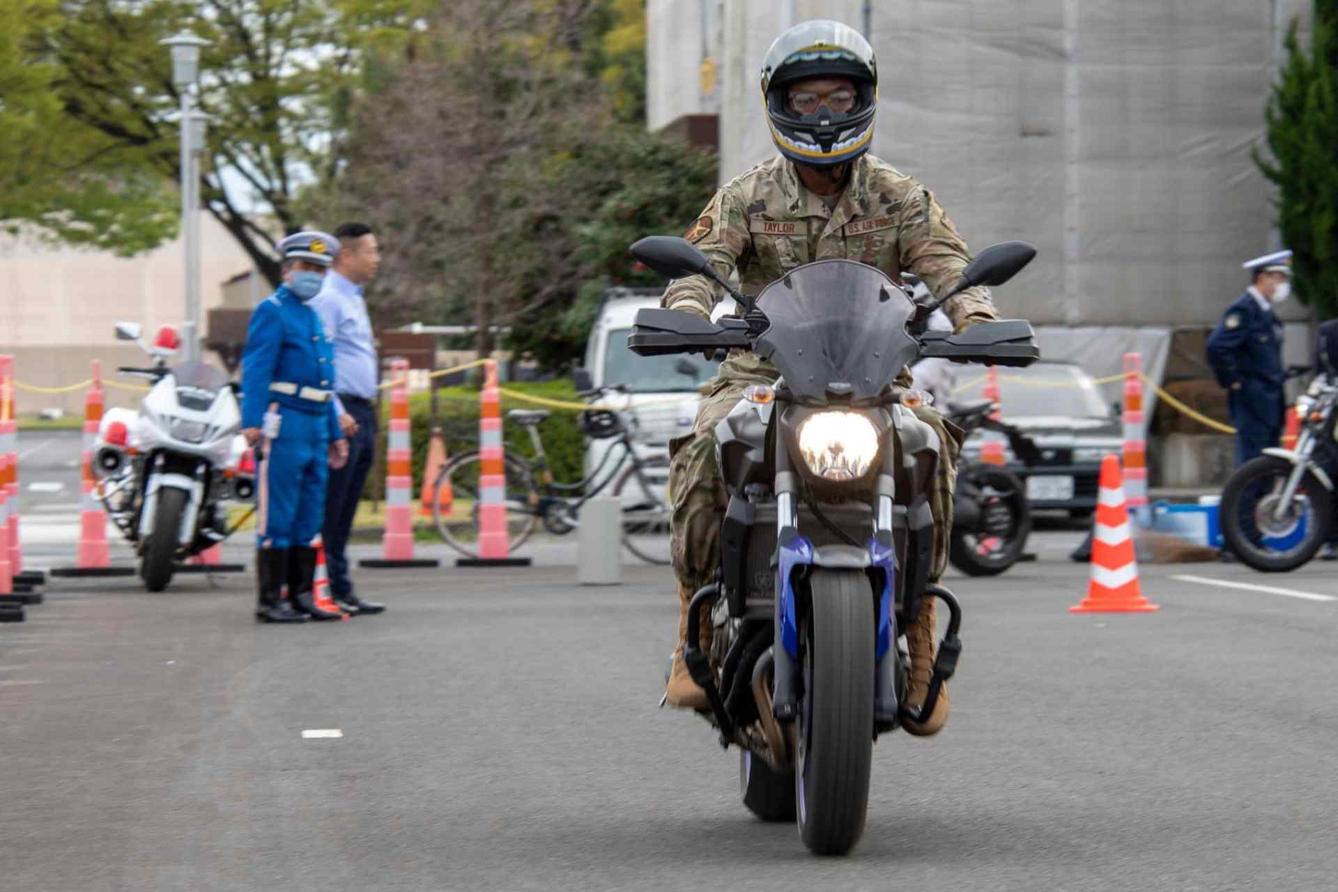 日本警视厅为横田基地的美空军官兵举办骑摩托车的安全讲座.