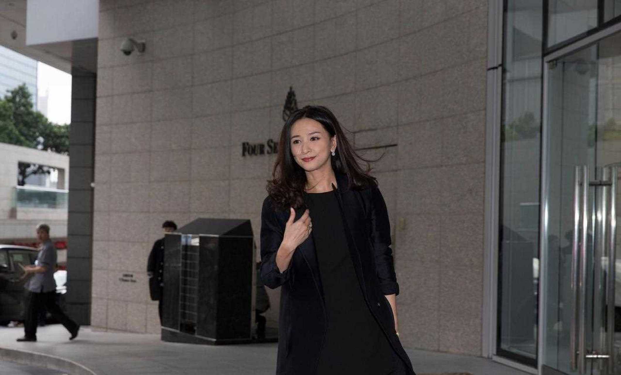 香港著名艺人吴婉芳的照片,她今年已经54岁颜值保养得很不错[大哭]