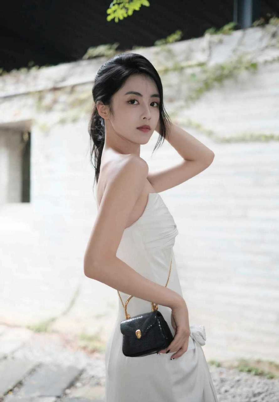 章乐韵 柔和的暗黄色色调迷离又梦幻,[骷髅] 就像蜡笔般清新, 更是