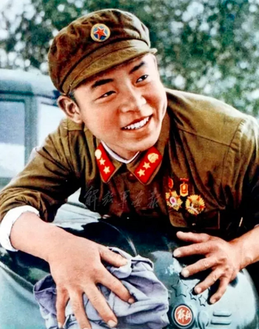 这是1957年,雷锋在武汉长江大桥下,一张罕见的留影,那时的他青涩的