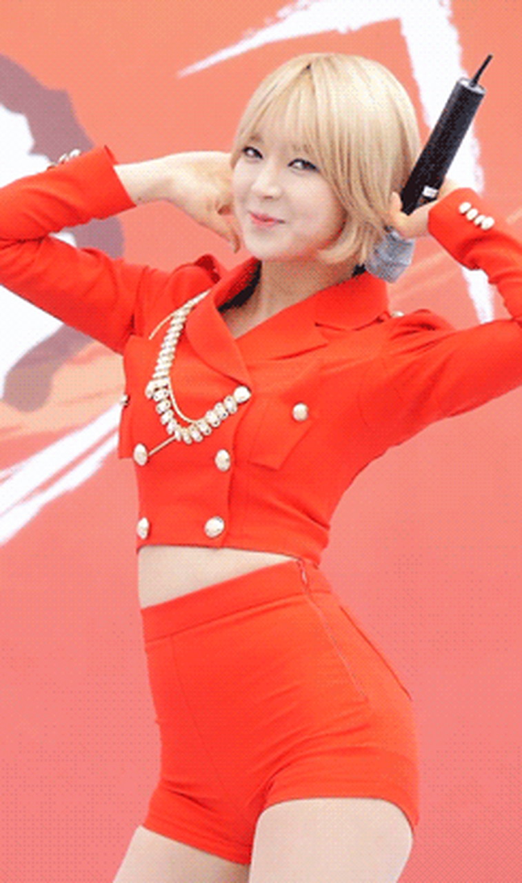 朴草娥作为aoa组合成员出道,担任第一主唱,吉他手的职务,清亮的嗓音