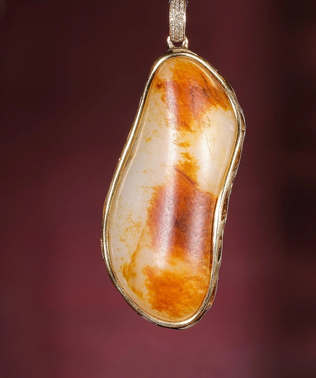 和田玉#沙枣青的青是一种比较特殊的青色,它有比较独特的丝绢状结 