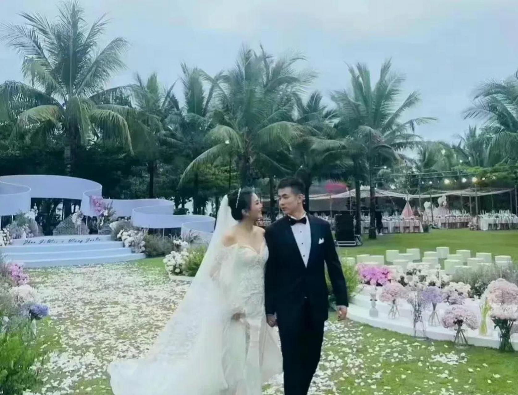 gif创作人# 孙铭徽晒出赵继伟的结婚照,并发文祝福好兄弟:"新婚快乐