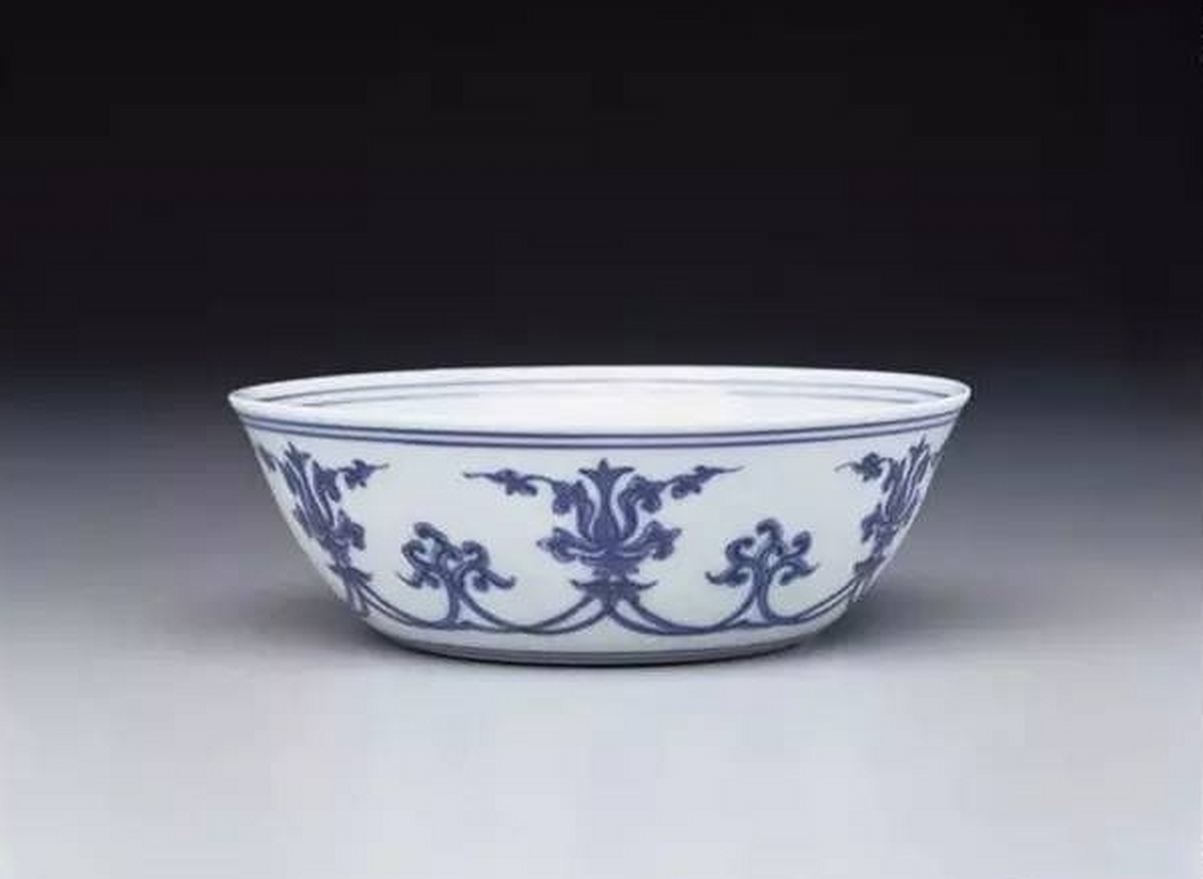 成化瓷器,以其精致,细腻,华丽的风格而著称.