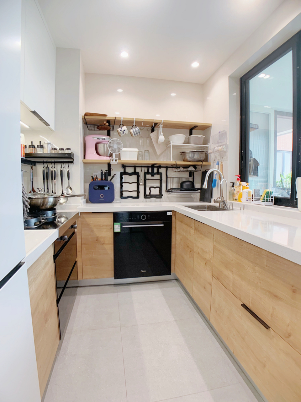 我家的厨房2*3米,做了经典的u型厨房设计,虽然只有6平米,但是想装的