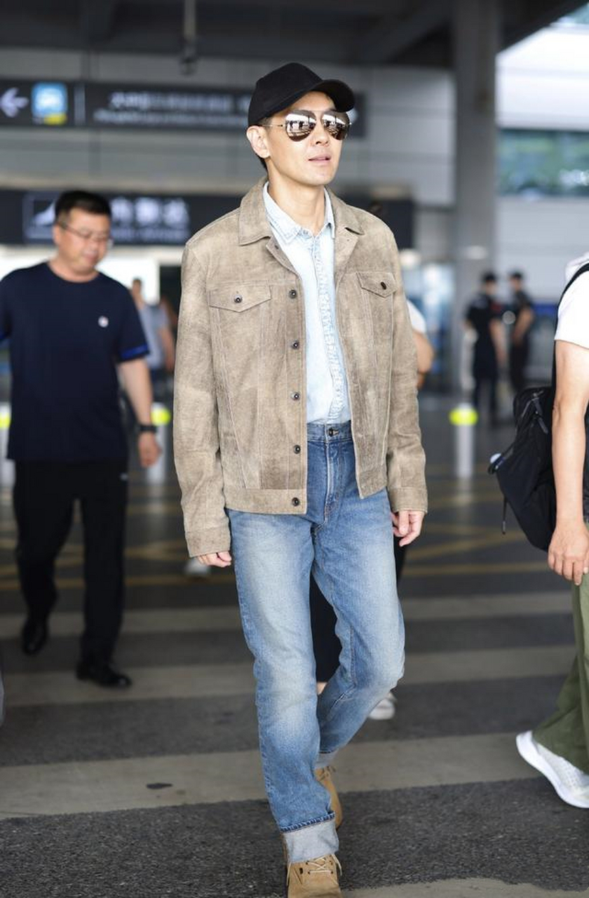 林志颖披荆斩棘路透,帅气回归舞台,近日林志颖身穿一件帅气的卡其色