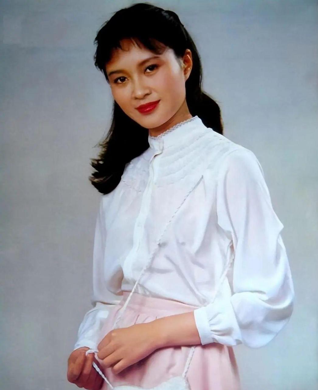 方舒:不顾一切嫁屠洪刚,被抛弃后独自抚养两女儿,今