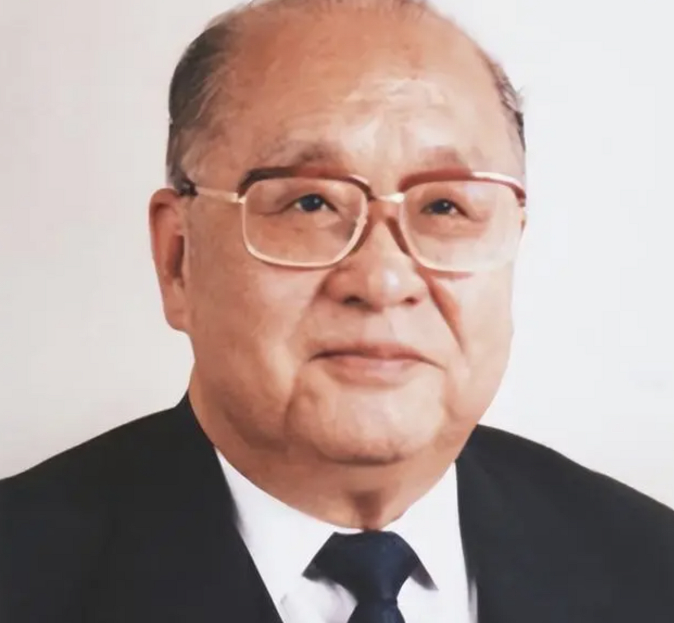 王光英,一个出生于1919年的男子,他的父亲曾在北洋军阀任职,但却毕业