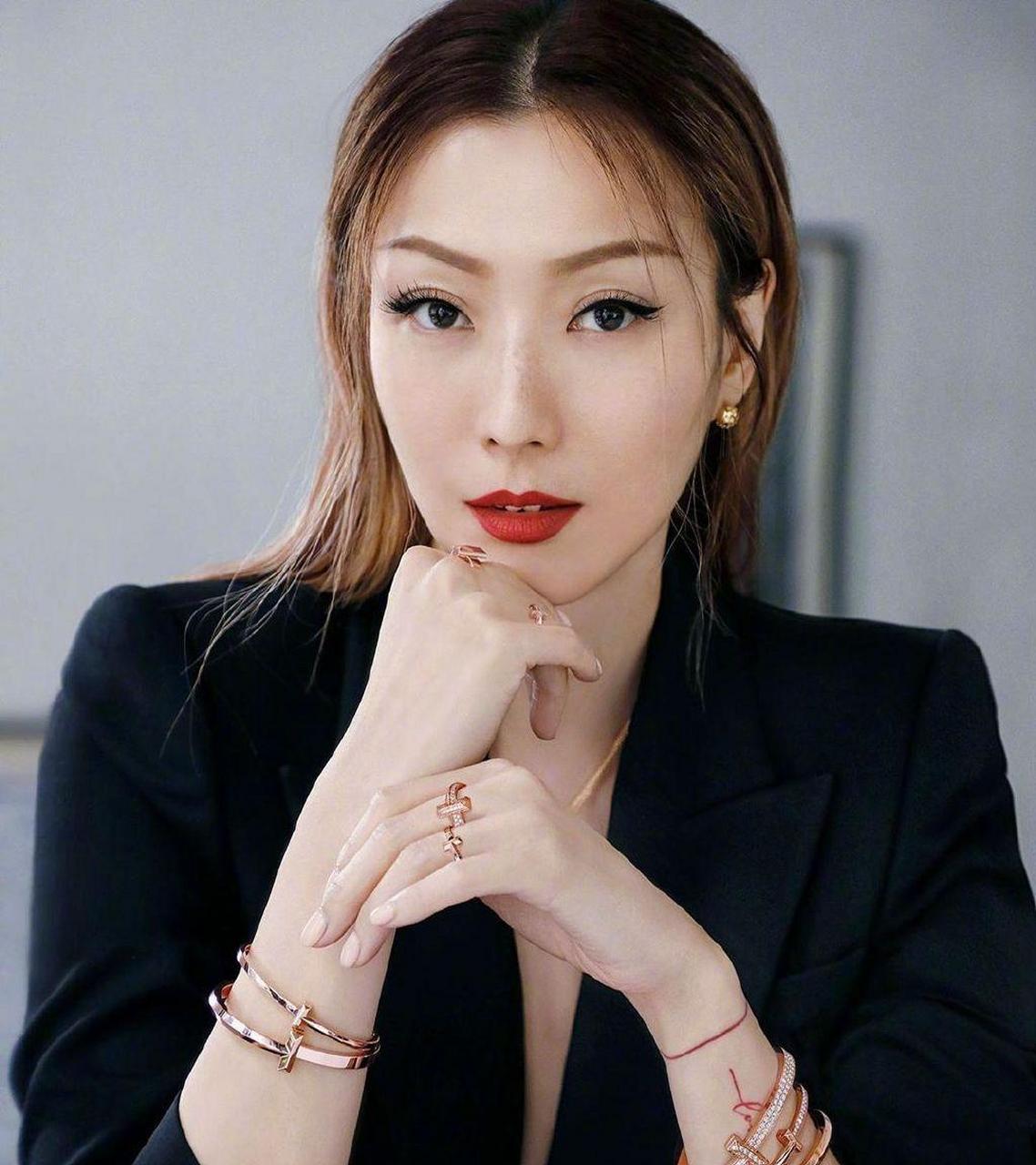 郑秀文真空西装酷美写真图片