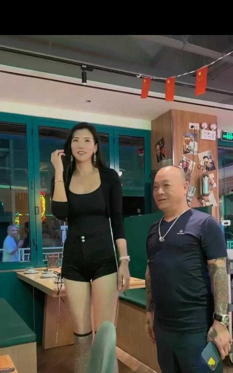 但是吴志雄的心不老,找了一个亚洲最高超模作为女朋友,美女的身高有