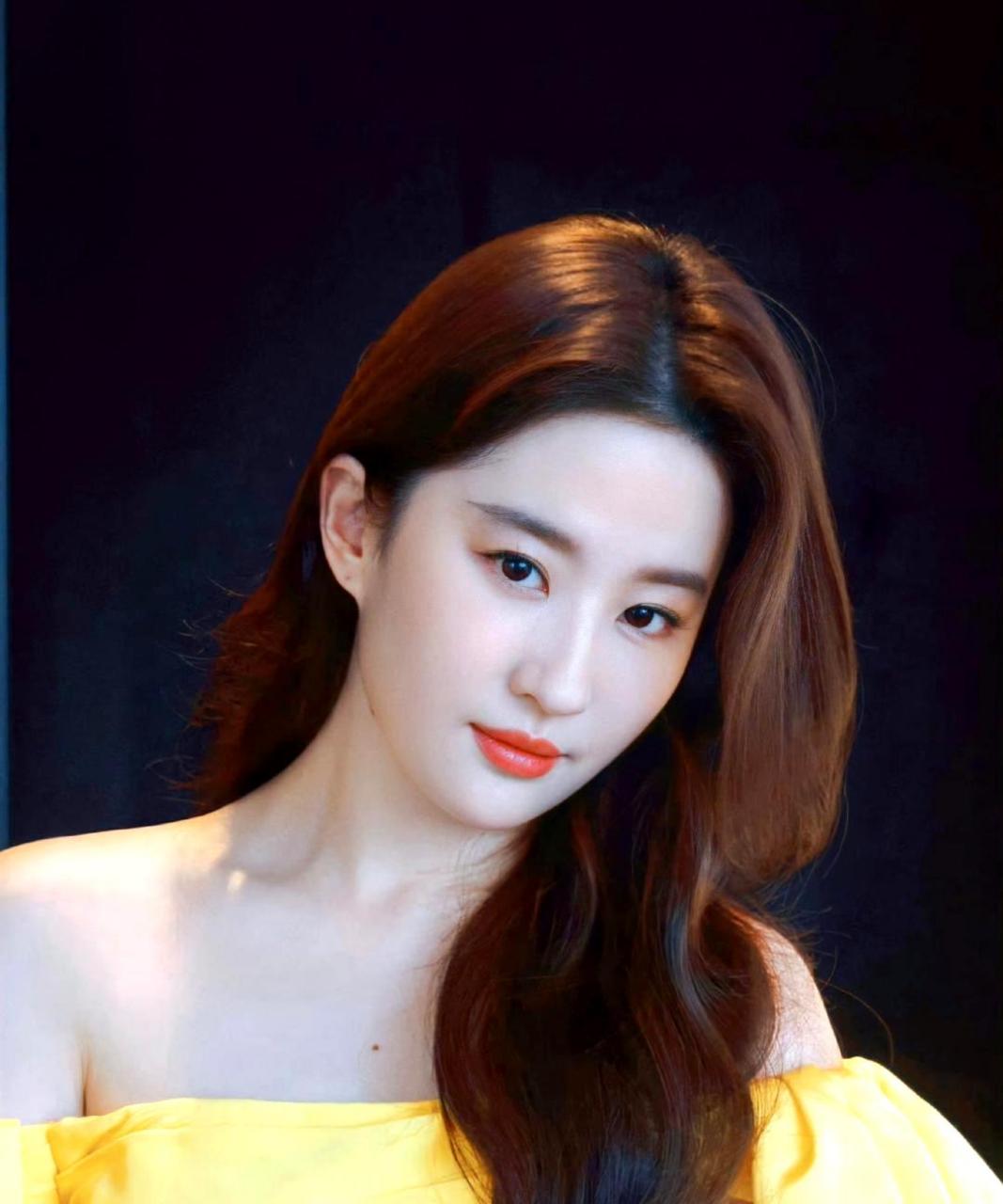 这套明黄色礼服让刘亦菲超级美!