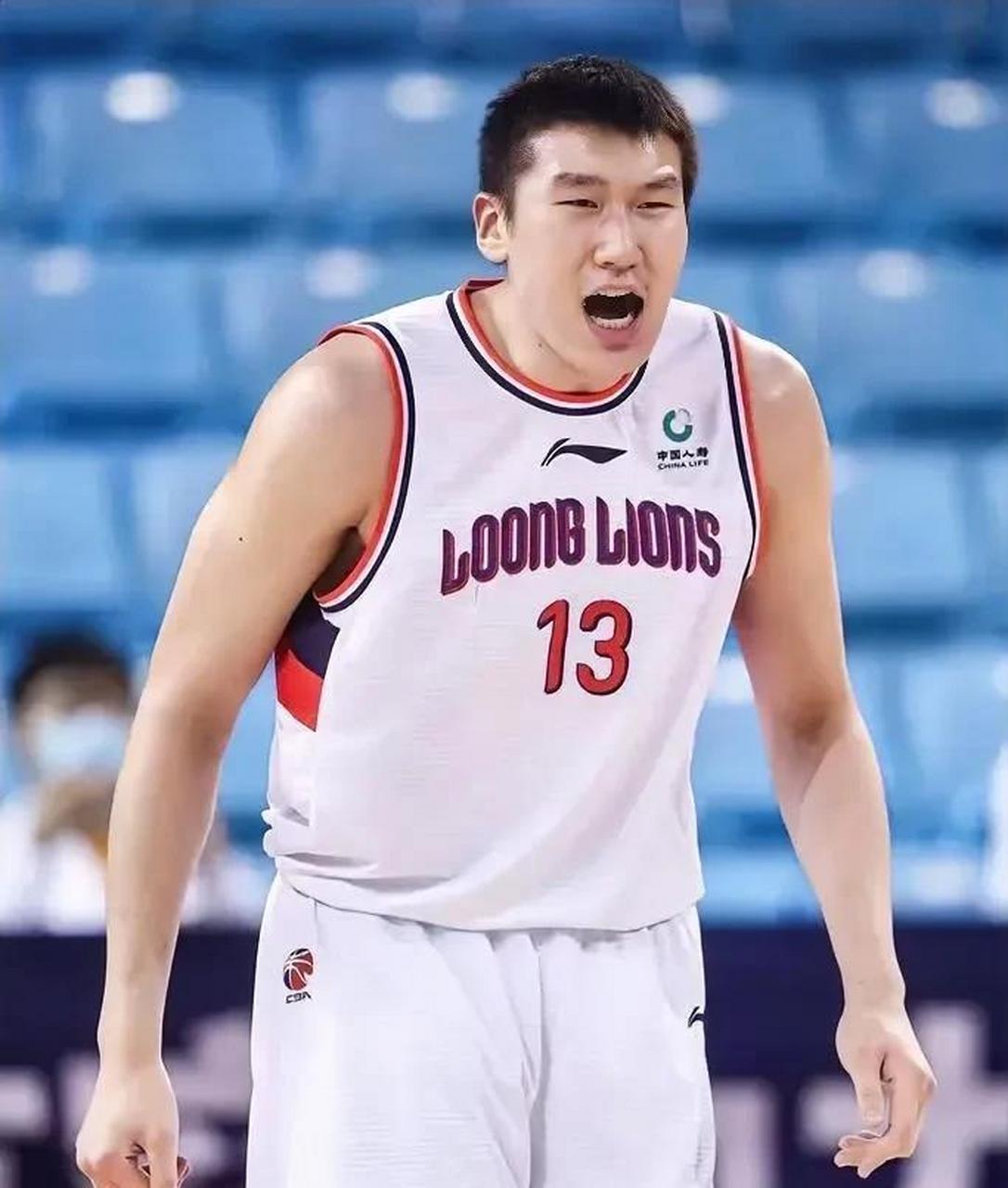 曾经只会"夹臂伤人"的李炎哲,逐渐成为广州队大腿了! 昨晚广州大胜辽