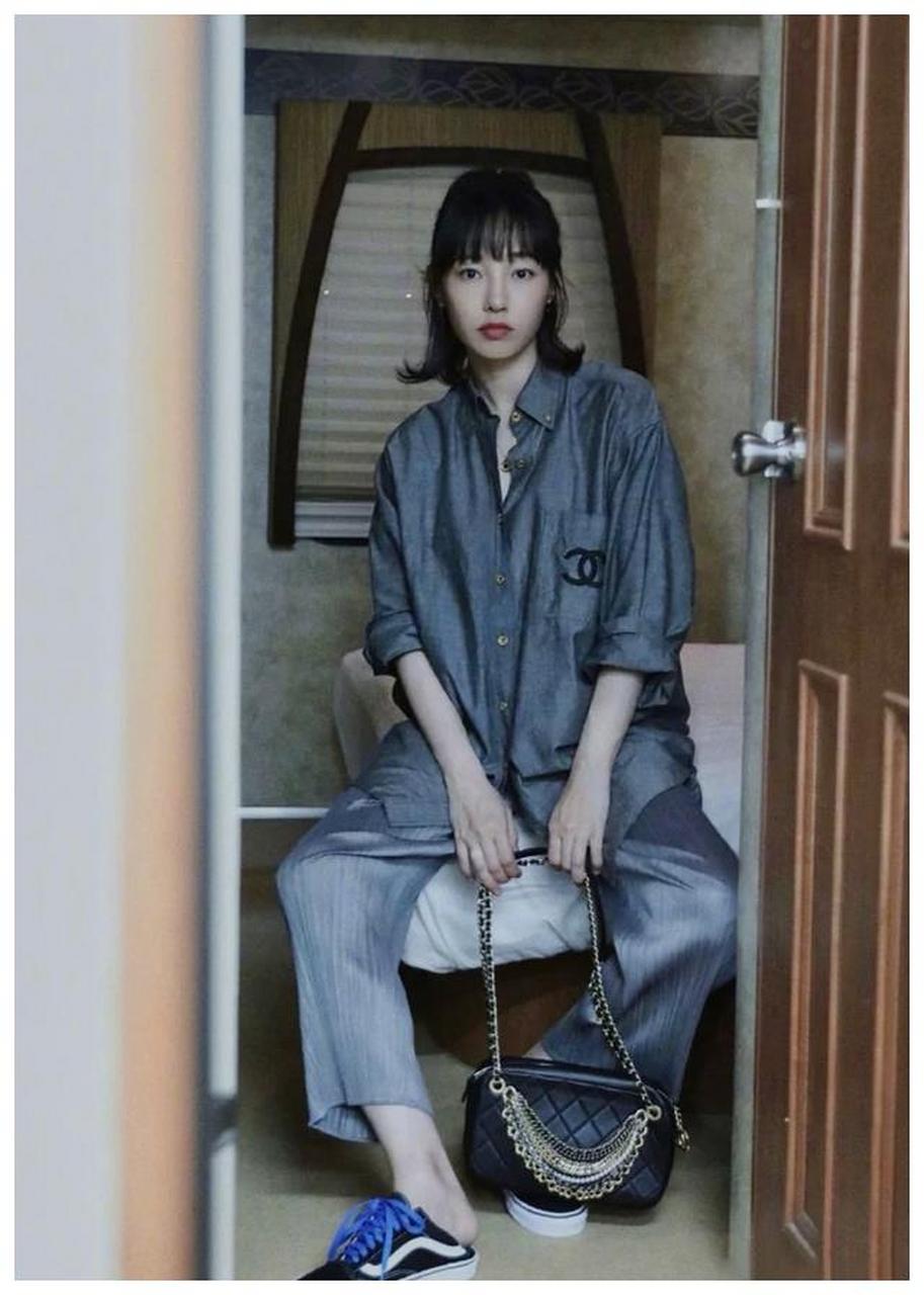 白百合的夏季穿搭才好看,简单基础款穿出时髦感,普通人可借鉴