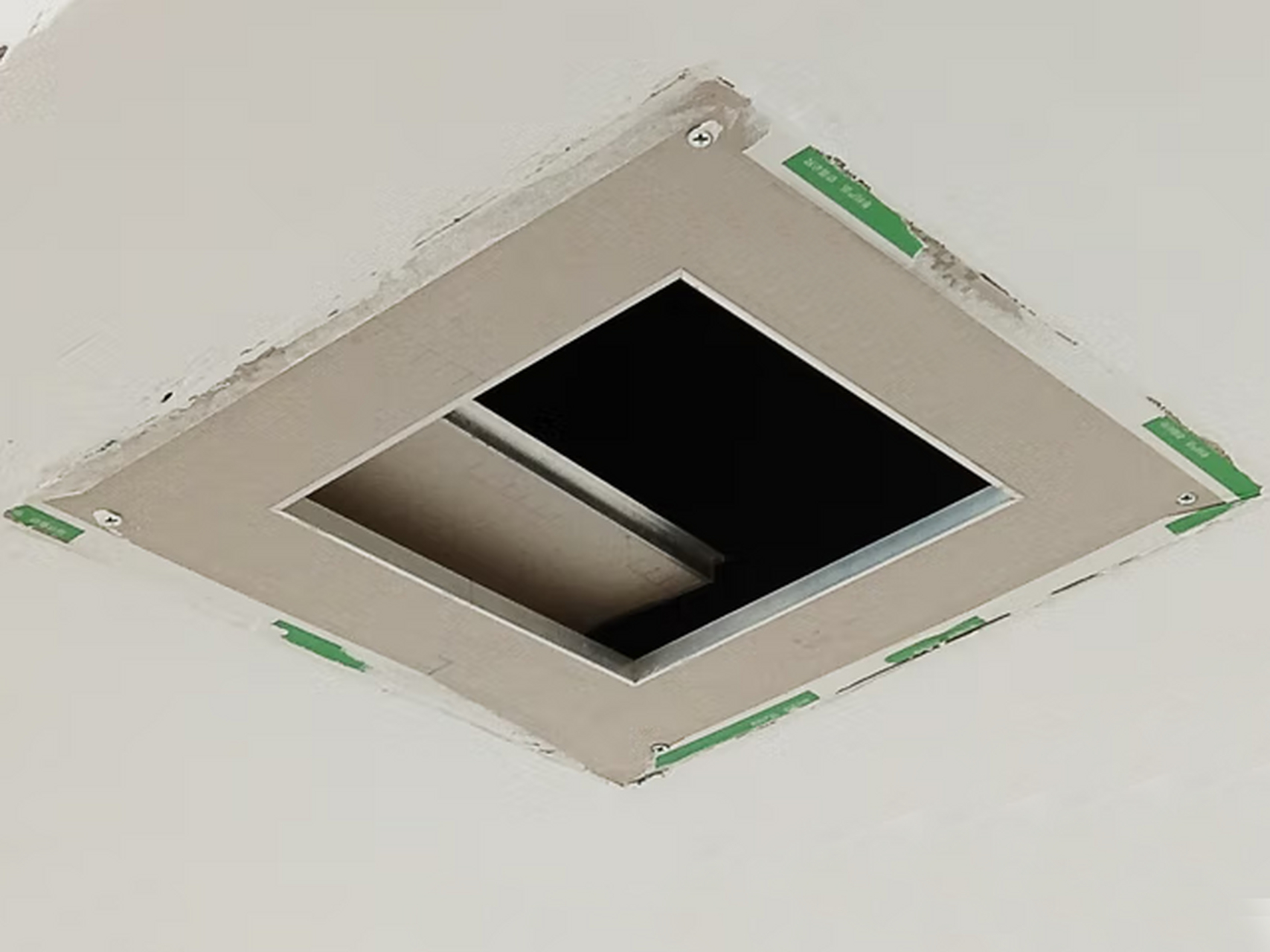 吊顶需要检修口,并且需要的是石膏板检修口,很多在吊顶装修的时杭都