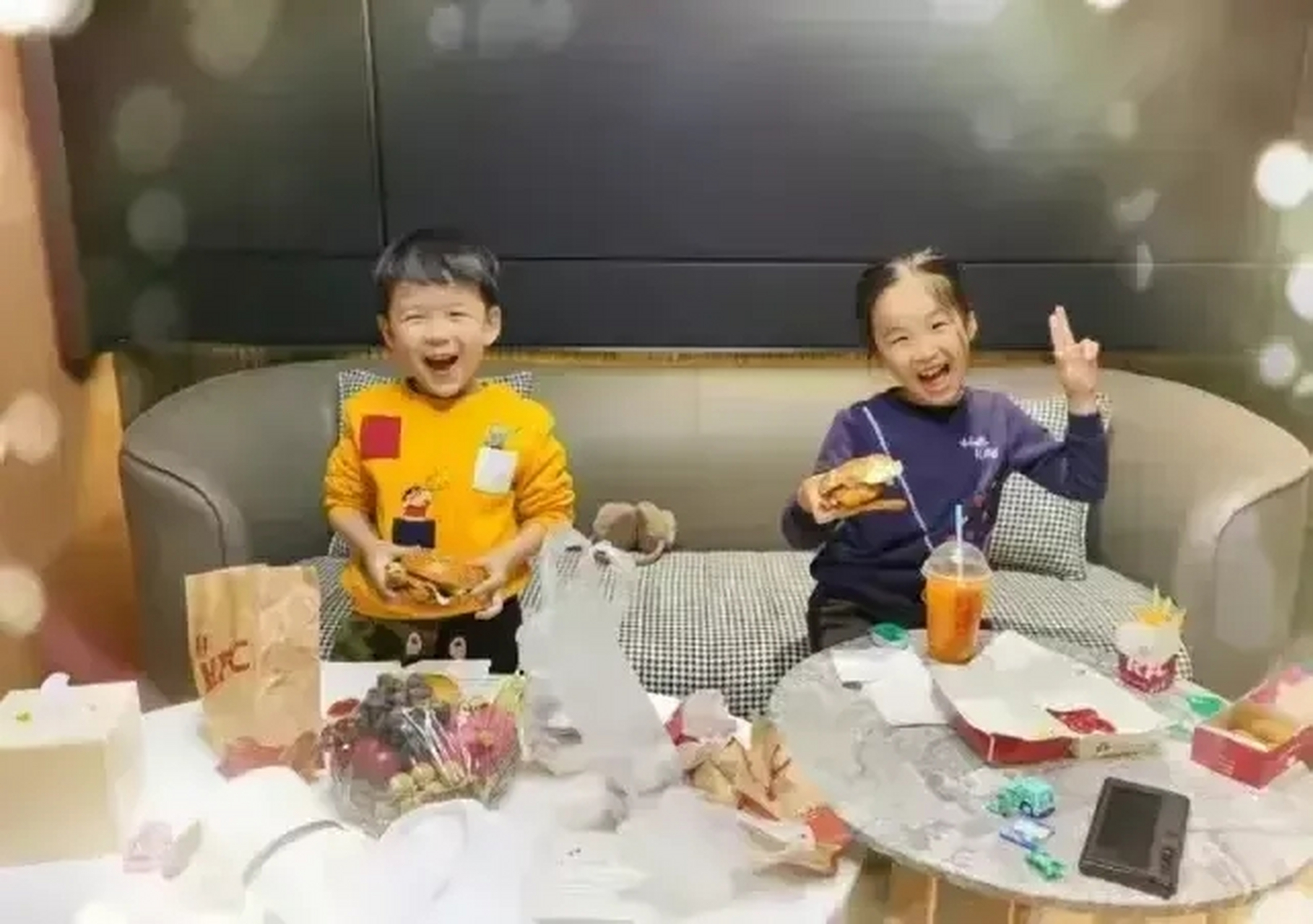 辽宁篮球主教练杨鸣罕见晒全家福,一家四口其乐融融好幸福!