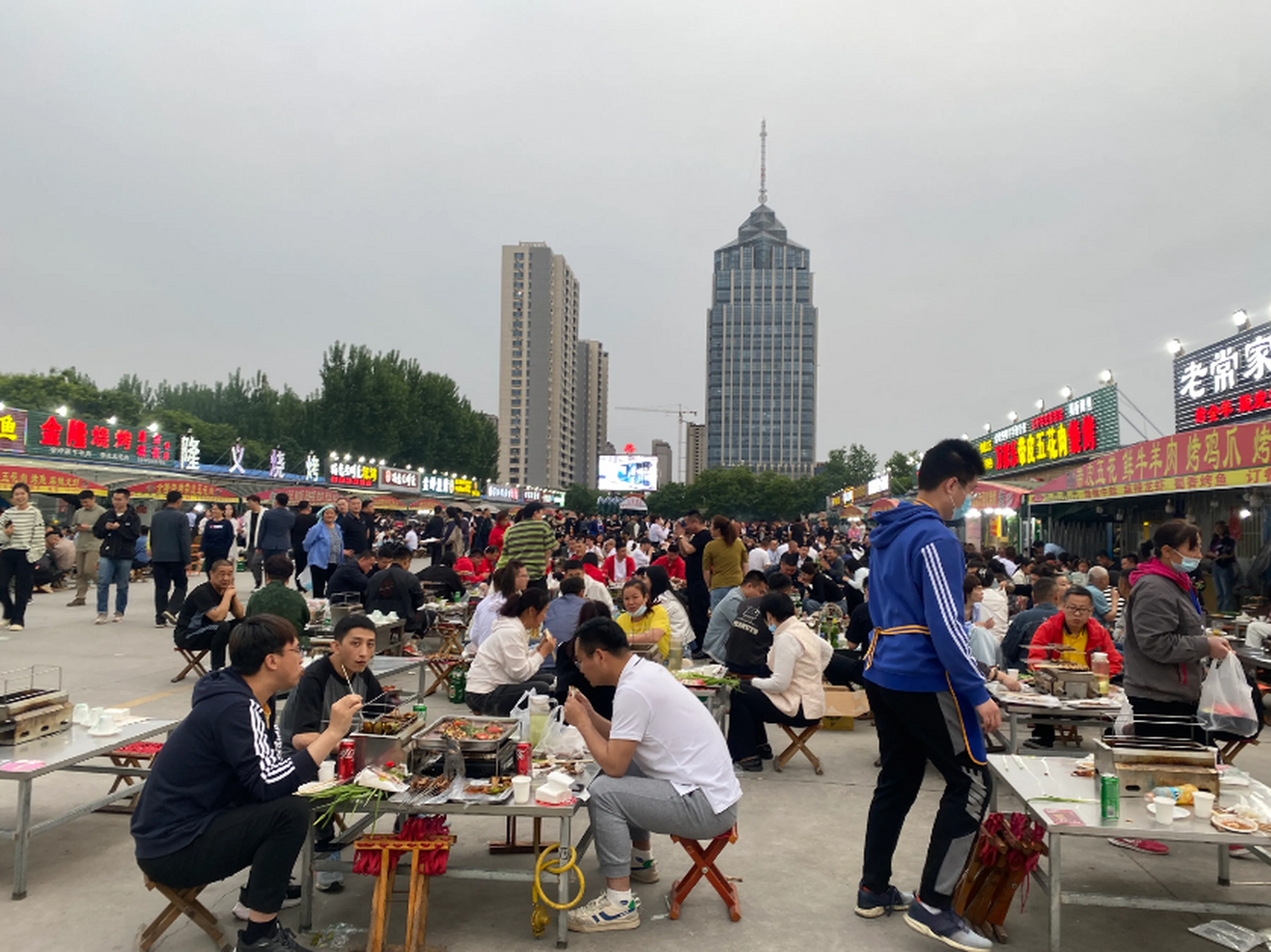 淄博烧烤走起,人山人海人声鼎沸,五湖四海的人都来了,配上淄博小饼包