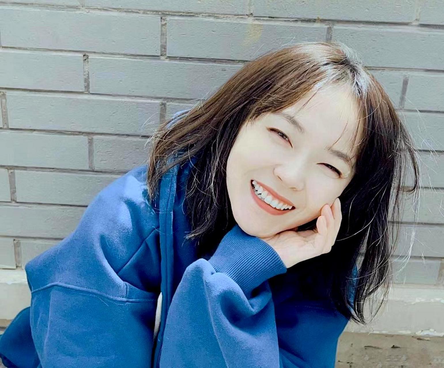 张佳宁晒出的照片笑容十分甜美,即使她扮演学生也毫不违和,状态非常