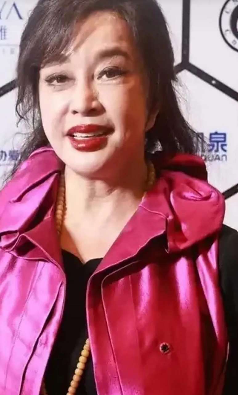 刘晓庆近日出席活动的近照曝光,照片中的刘晓庆虽然浓妆艳抹,但还是盖