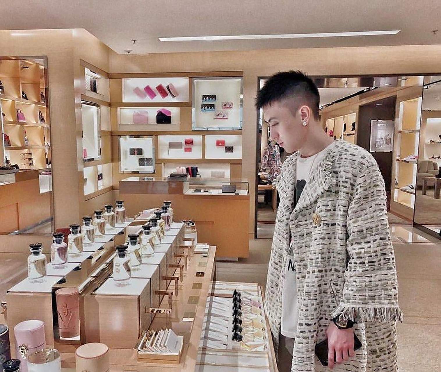 顶级富二代秦奋的生活照,有钱人的打扮就是不一样