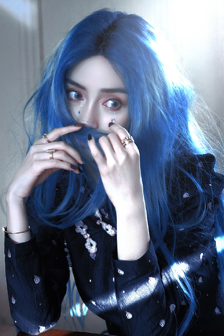 星闻#  蓝发的angelababy杨颖~ 展现不一样的另类美~ #秋天生活图 