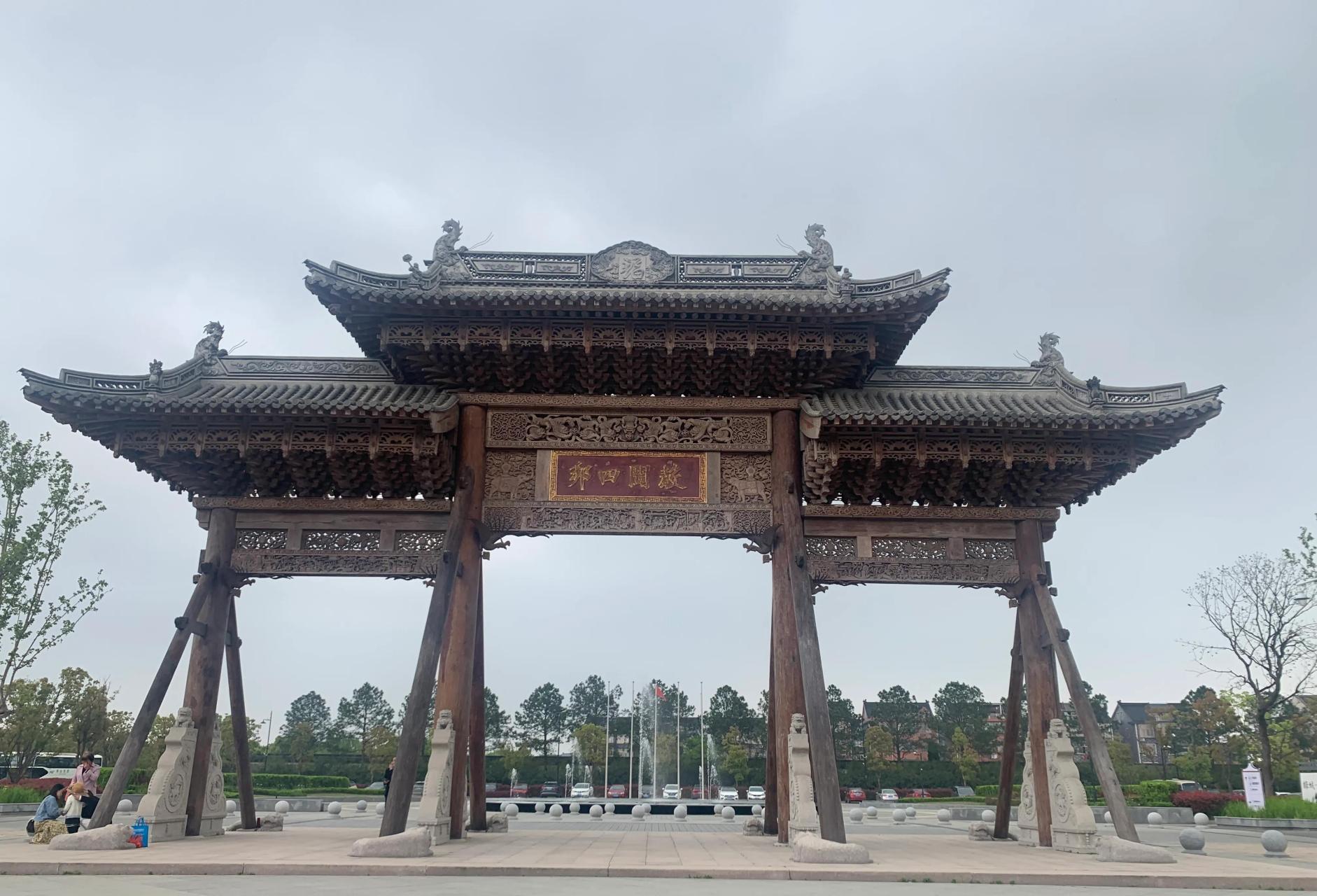 推荐濮院古镇,位置在浙江桐乡,与乌镇车程仅20分钟的距离,规模是乌镇