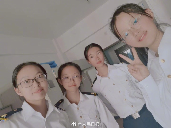 大连海事大学女生校服图片