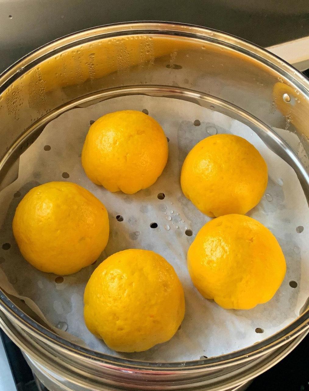 奶香南瓜豆沙包香甜绵密超宣软 食材: 红豆,糖,牛奶,酵母粉,南瓜,面粉