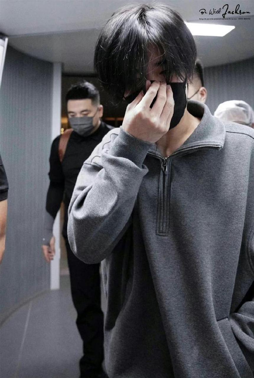 易烊千玺机场路透,穿灰色运动装顺毛造型休闲低调!