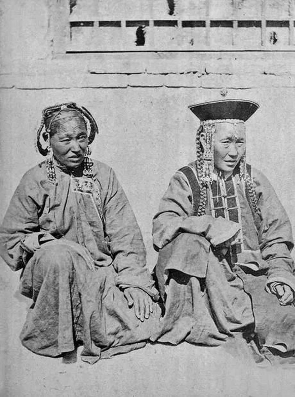 图为1874年的内蒙古,两个穿着节日礼服的察哈尔妇女.