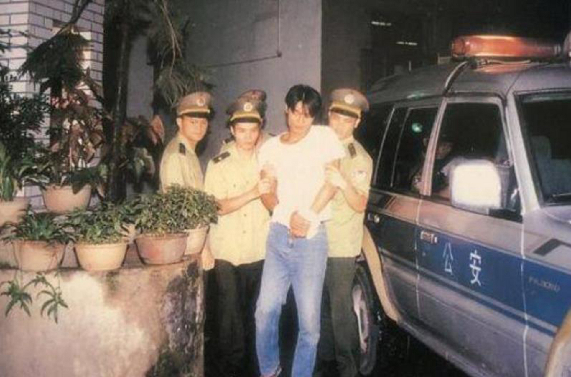 1996年,张子强的亲弟朱玉成脱离犯罪团伙,用赃款购置了28套深圳的房产