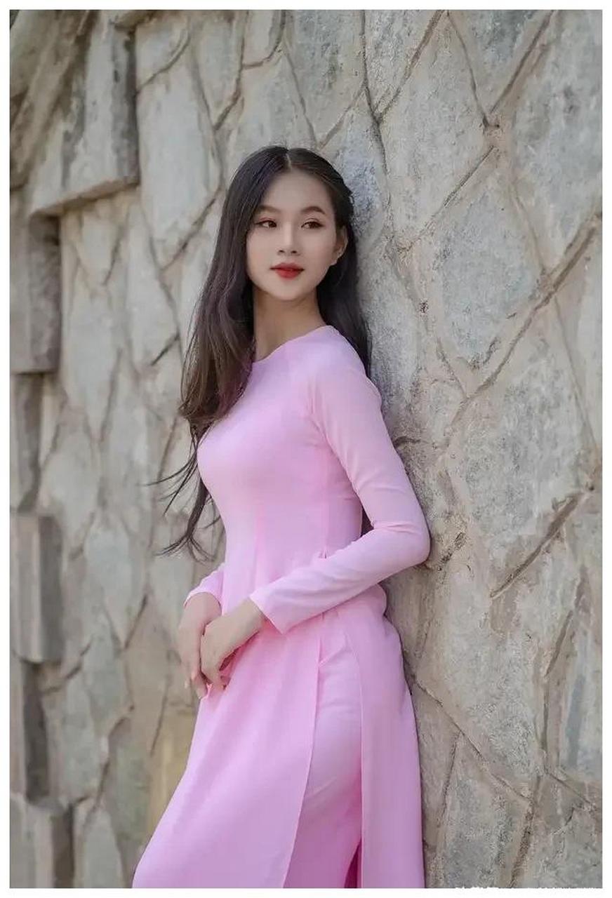 街拍身穿粉色连衣裙高挑小姐姐,凹凸有致的身姿少女感十足