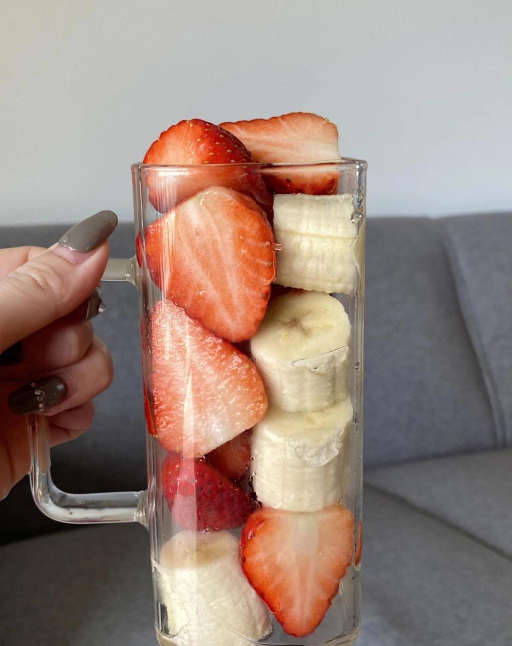 这杯草莓香蕉奶昔是在外面果汁店喝到的配方,回来自己试着做了,性价比