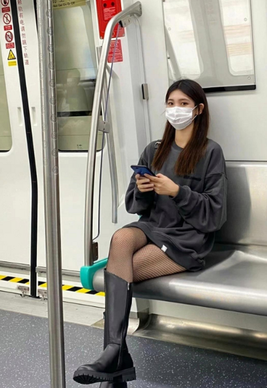 地铁里偶尔黑丝美女!#丝袜