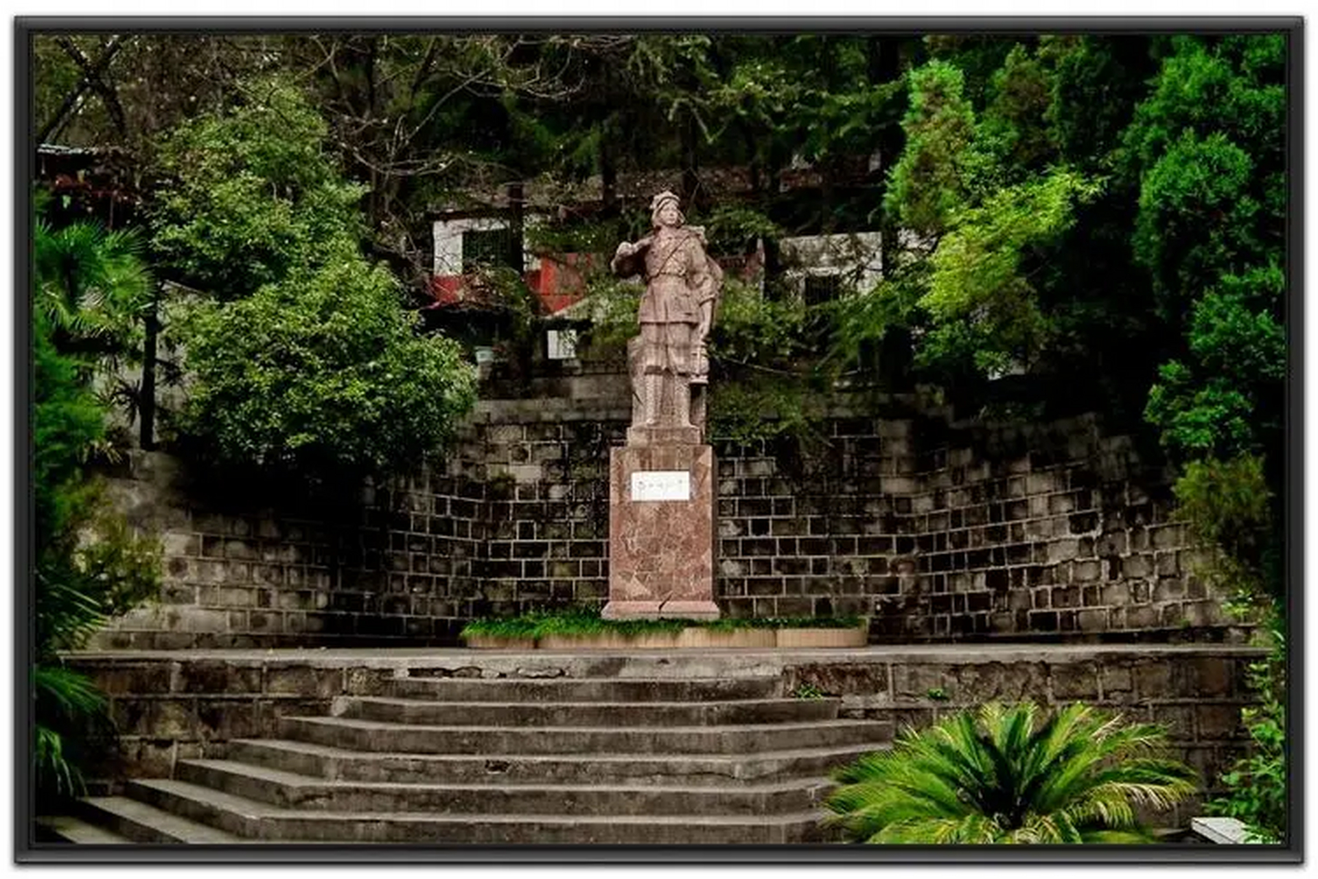 万源驼山公园:现在叫红军公园,园内绿树成茵,森林植被有马尾松,香樟等