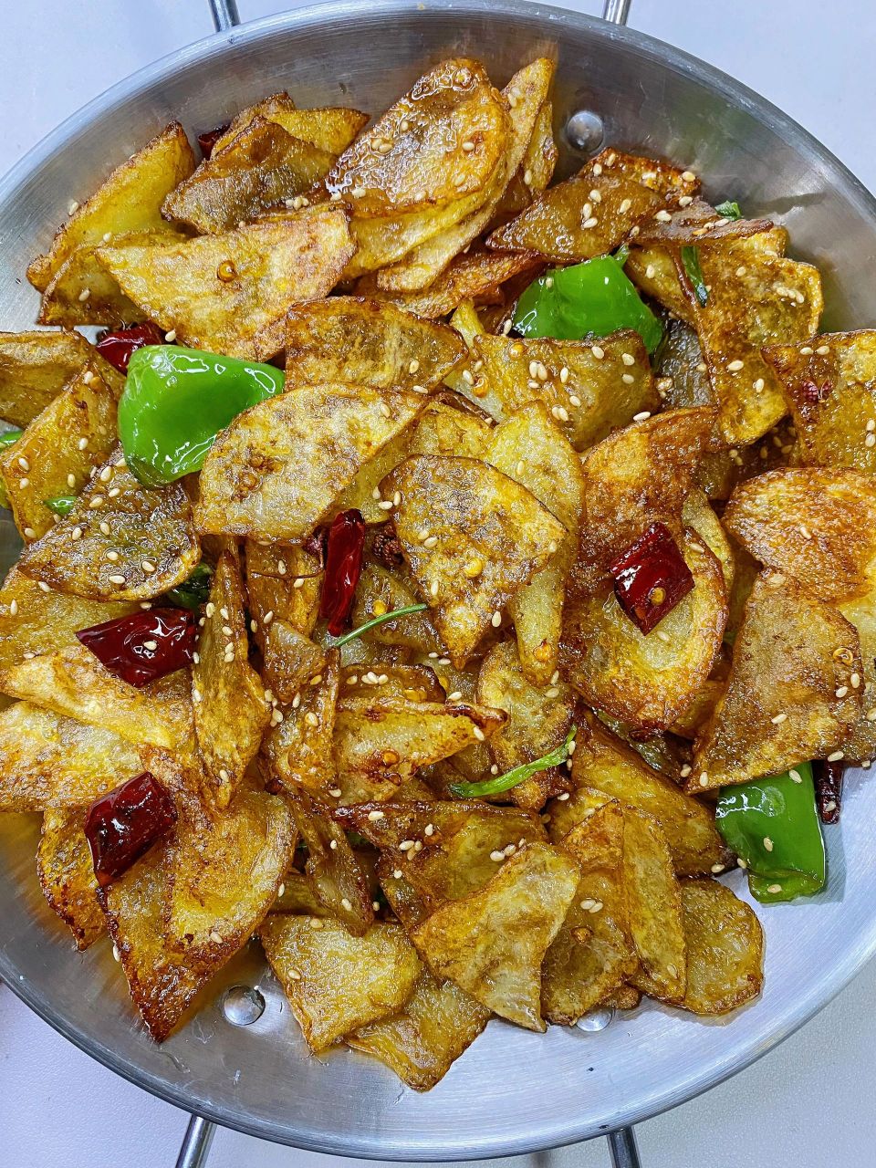 土豆最好吃的做法,风味土豆片,真的巨好吃 食材:3个中等的土豆,青辣椒