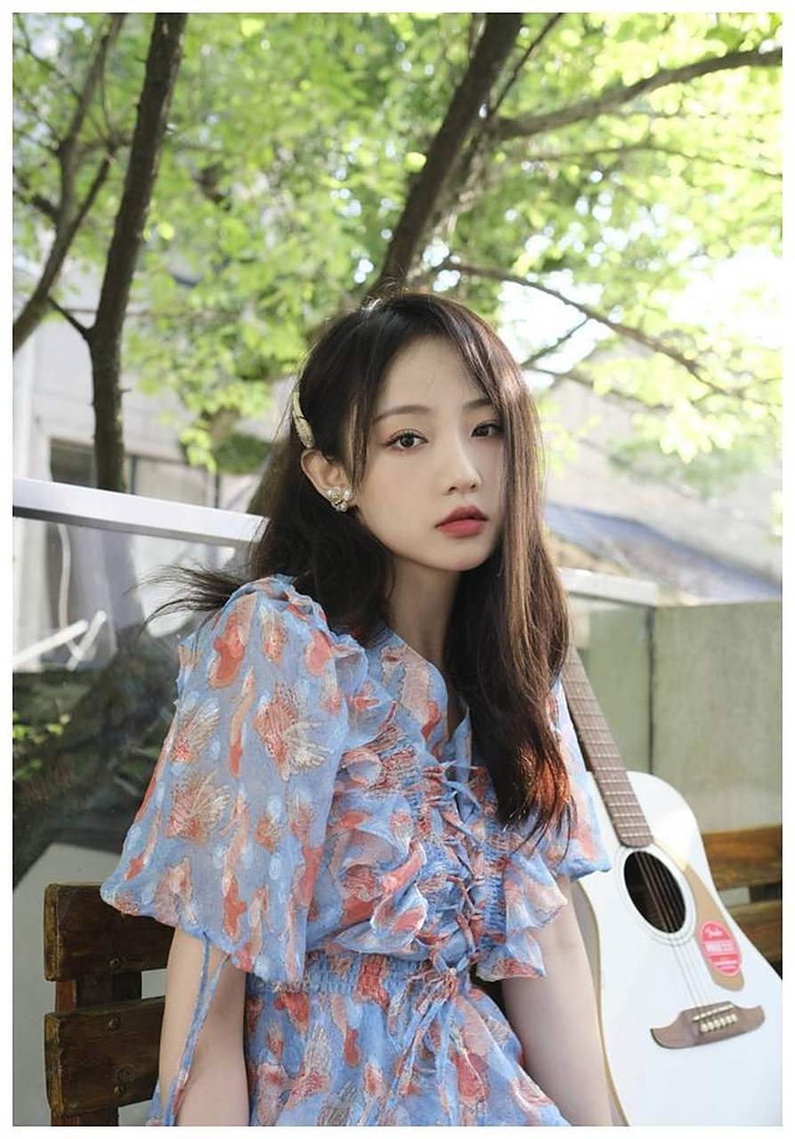 孙佳怡碎花连衣裙休闲惬意写真