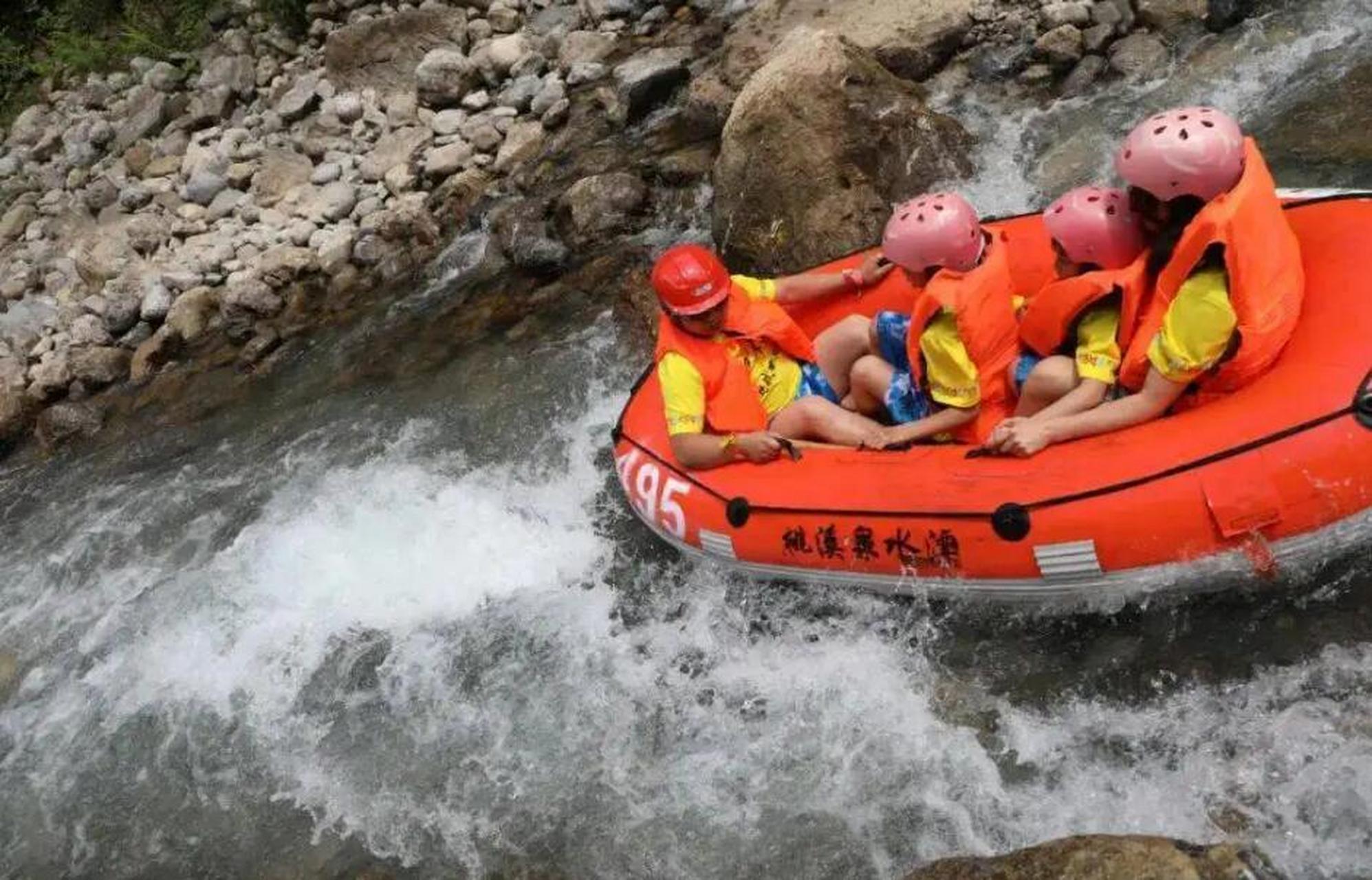 达州百里峡漂流位于达州市宣汉东北边缘,与重庆开县,城口接壤,景区