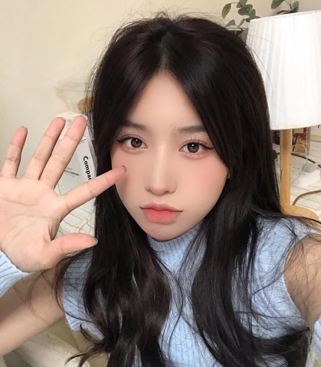 美女一张厌世脸,笑起来也太好看了,一个阳光少女罢了
