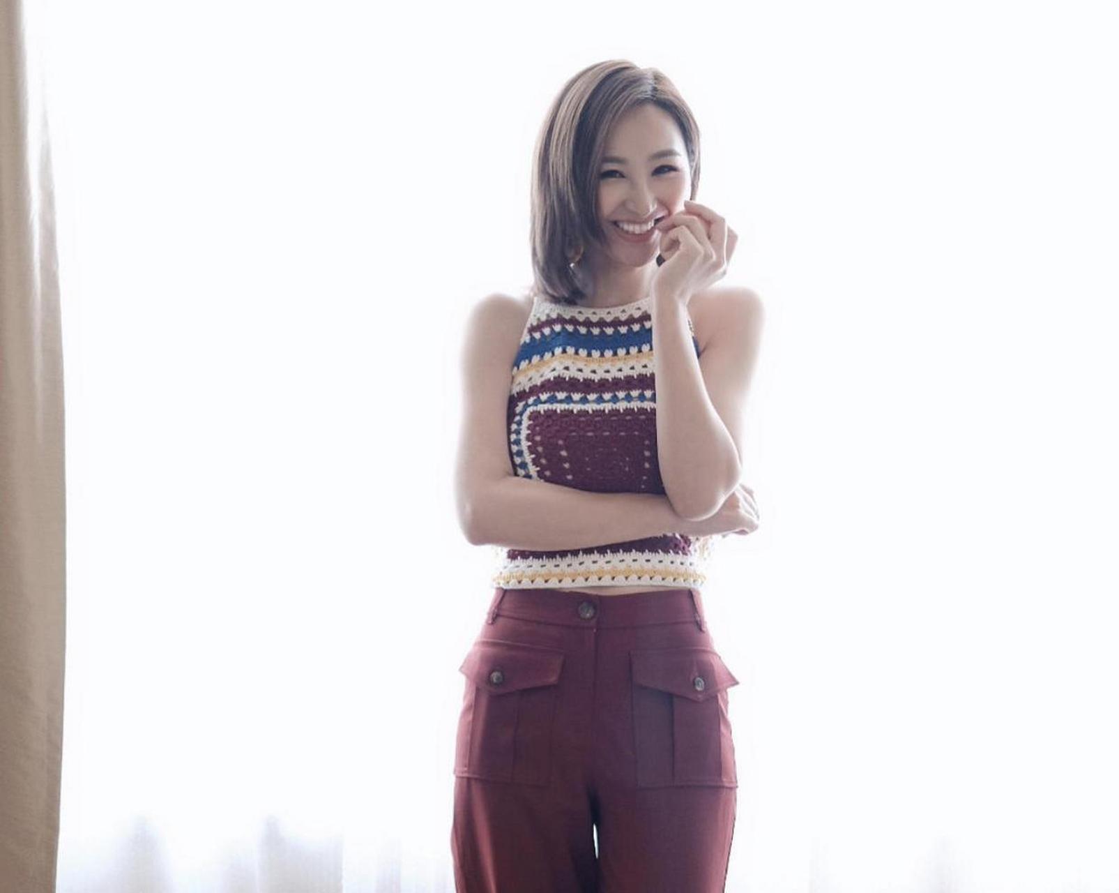 高海宁优雅大气,穿白色一字肩连衣裙搭配波波头,女神范十足