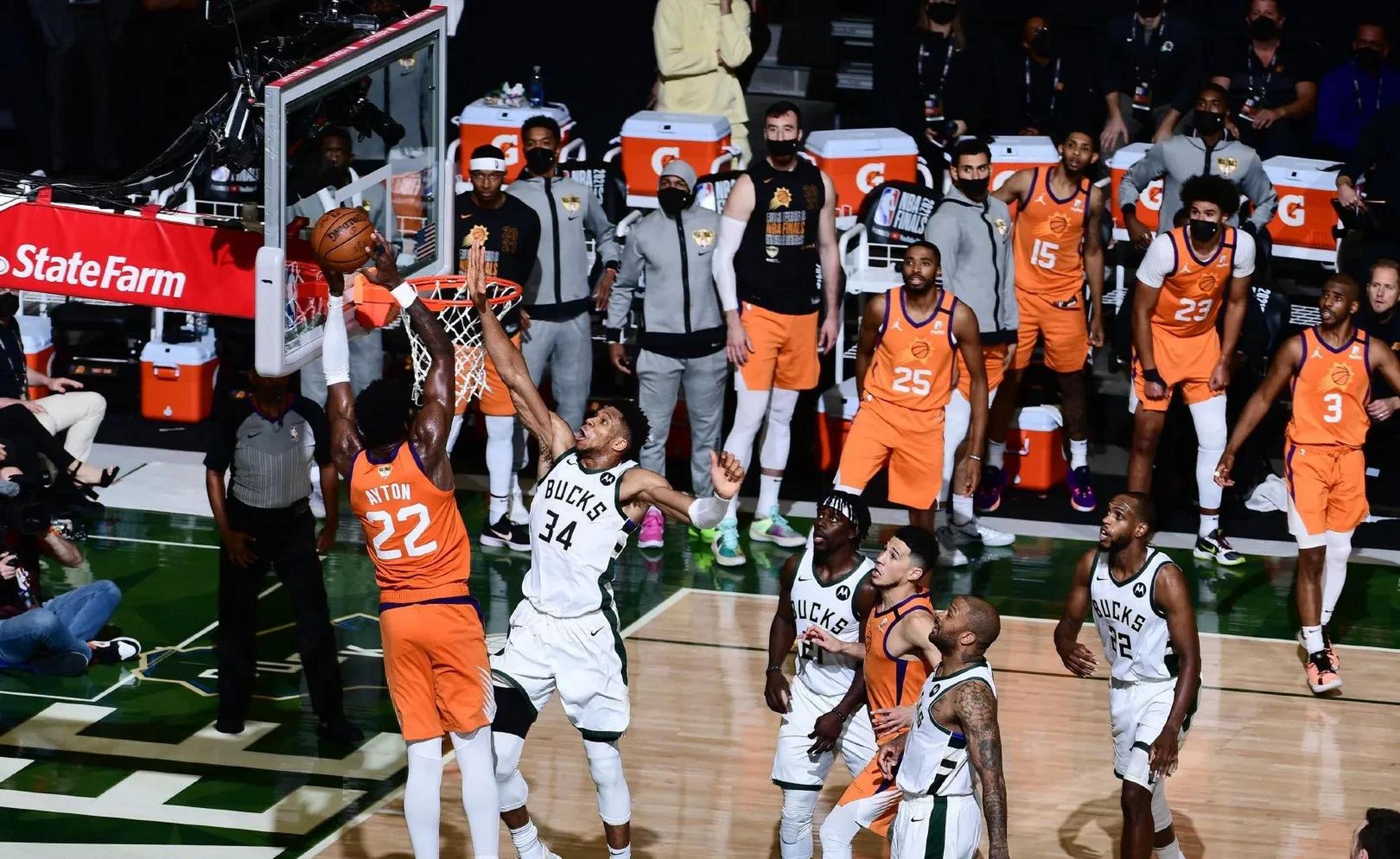 字母哥这次关键封盖,直接帽掉了艾顿的空接,说真的,字母哥这身体素质