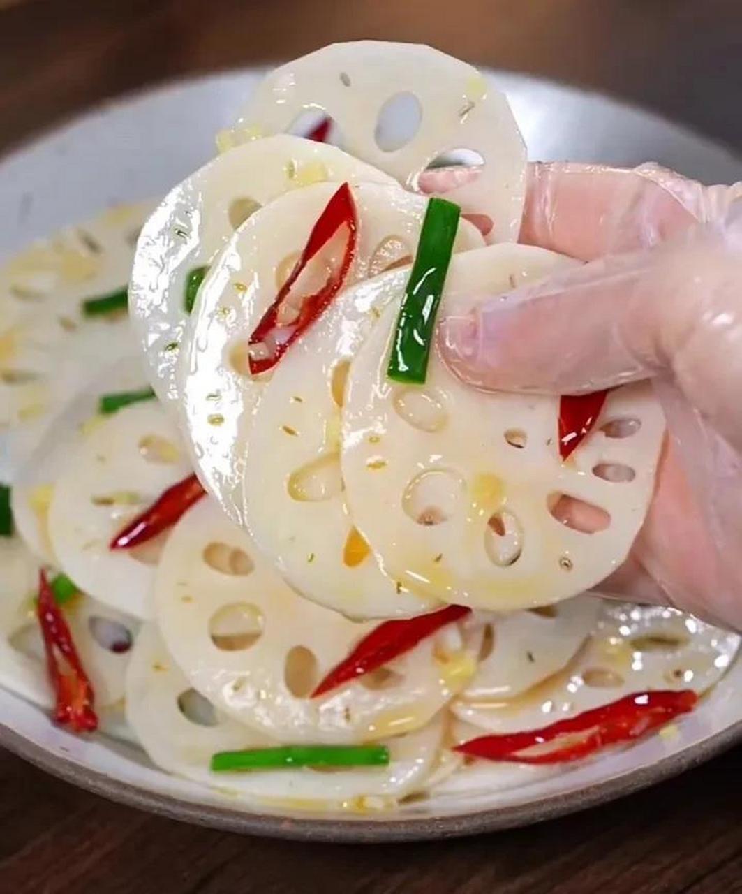 炝拌莲菜,到底怎么做才能又白又脆又好吃呢?其实做法很简单的.